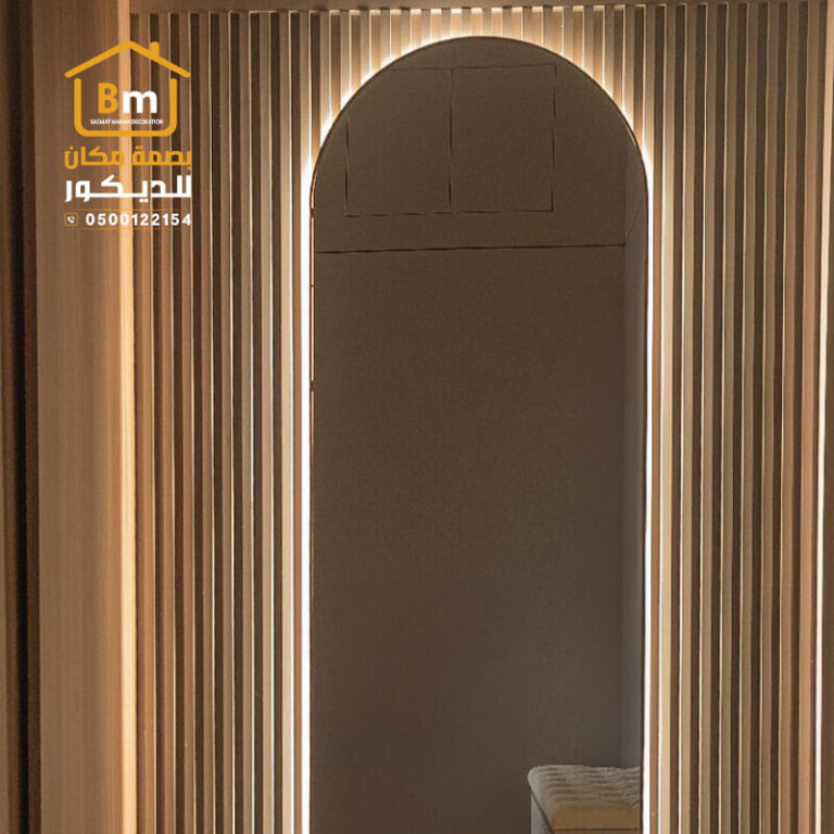 ديكور بديل خشب مع مراية طويلة